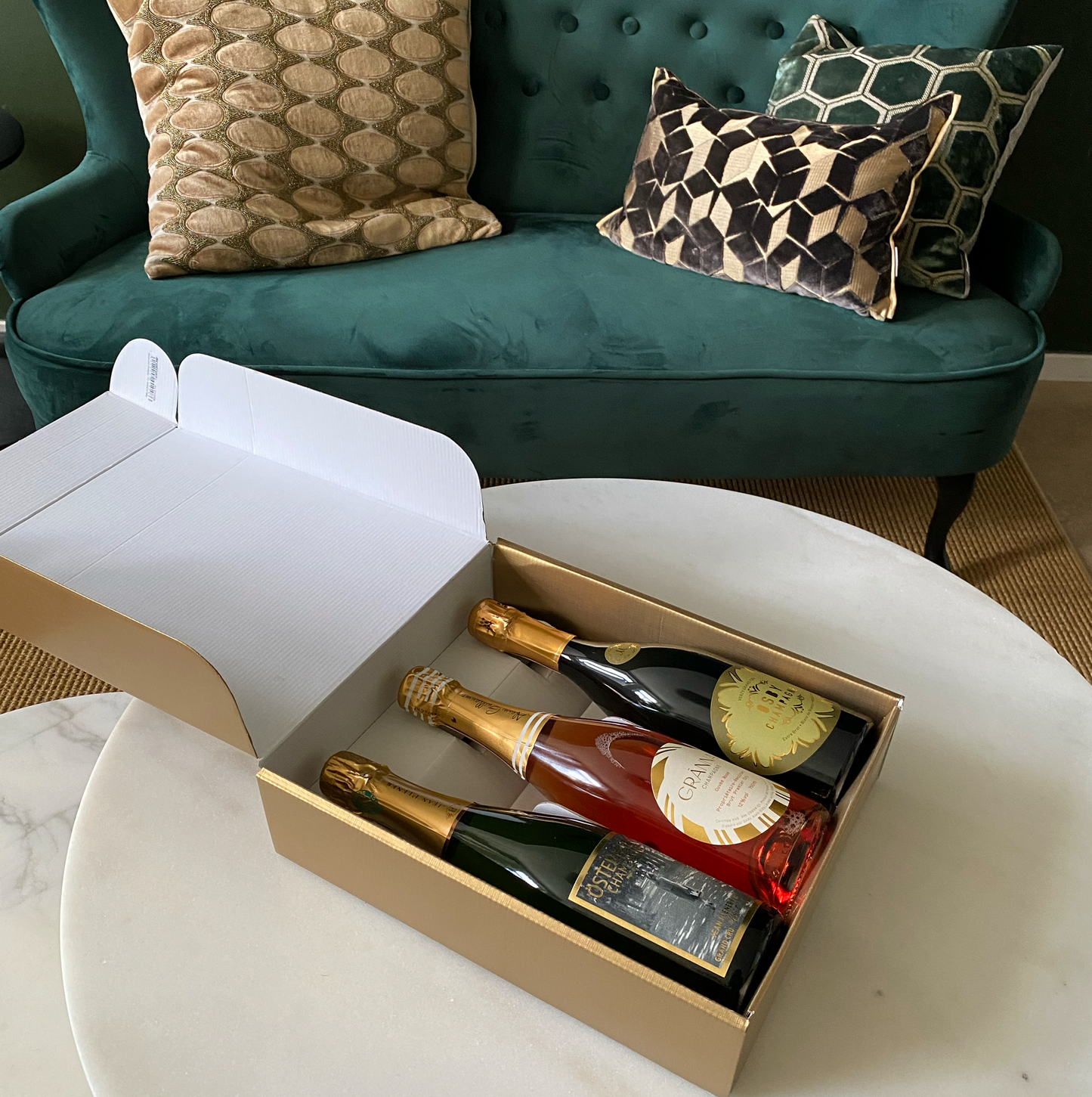 Elegant presentlåda i guld med plats för 3 champagneflaskor – linnepräglad kartong med avdelare. Öppnad
