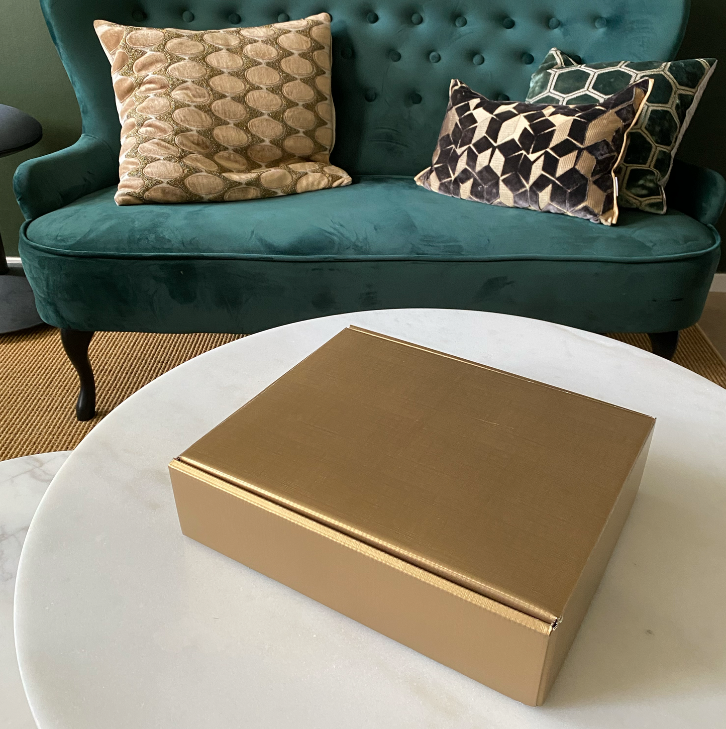 Elegant presentlåda i guld med plats för 3 champagneflaskor – linnepräglad kartong med avdelare. Stängd
