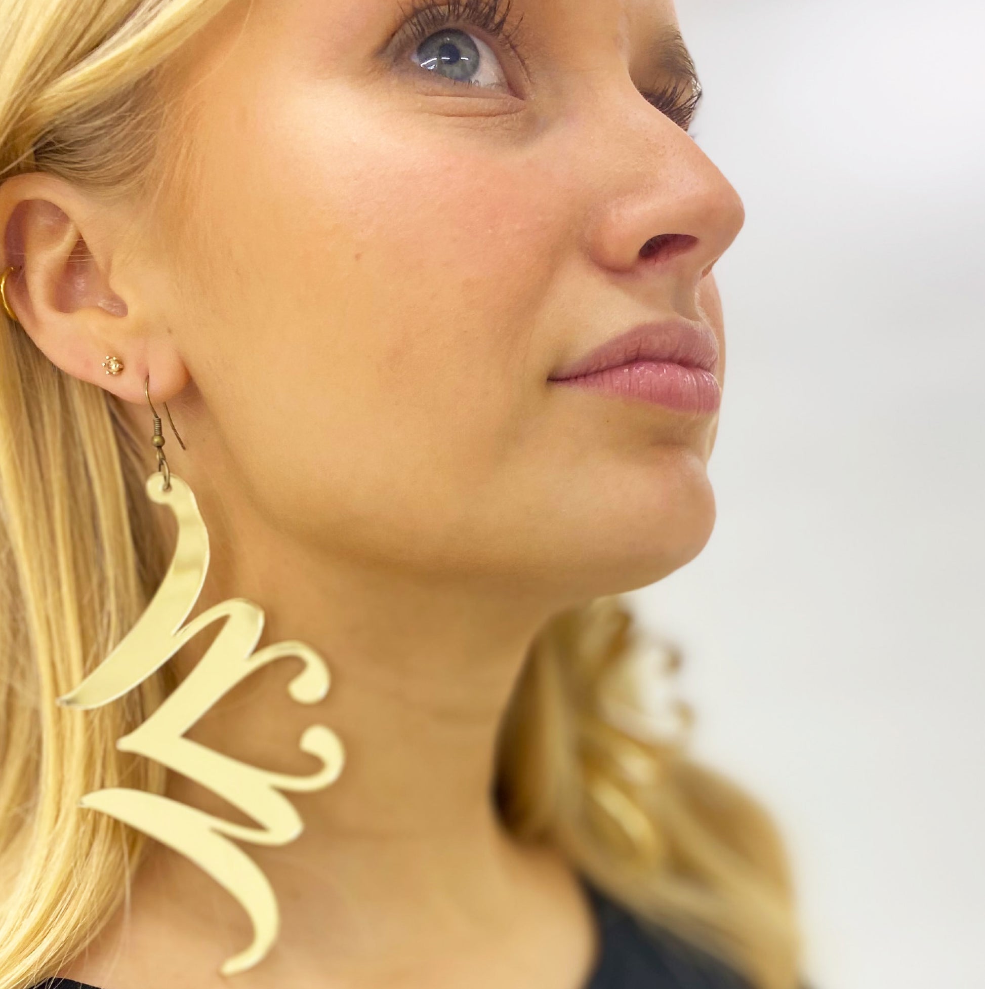 Stora guldfärgade örhängen i unik design