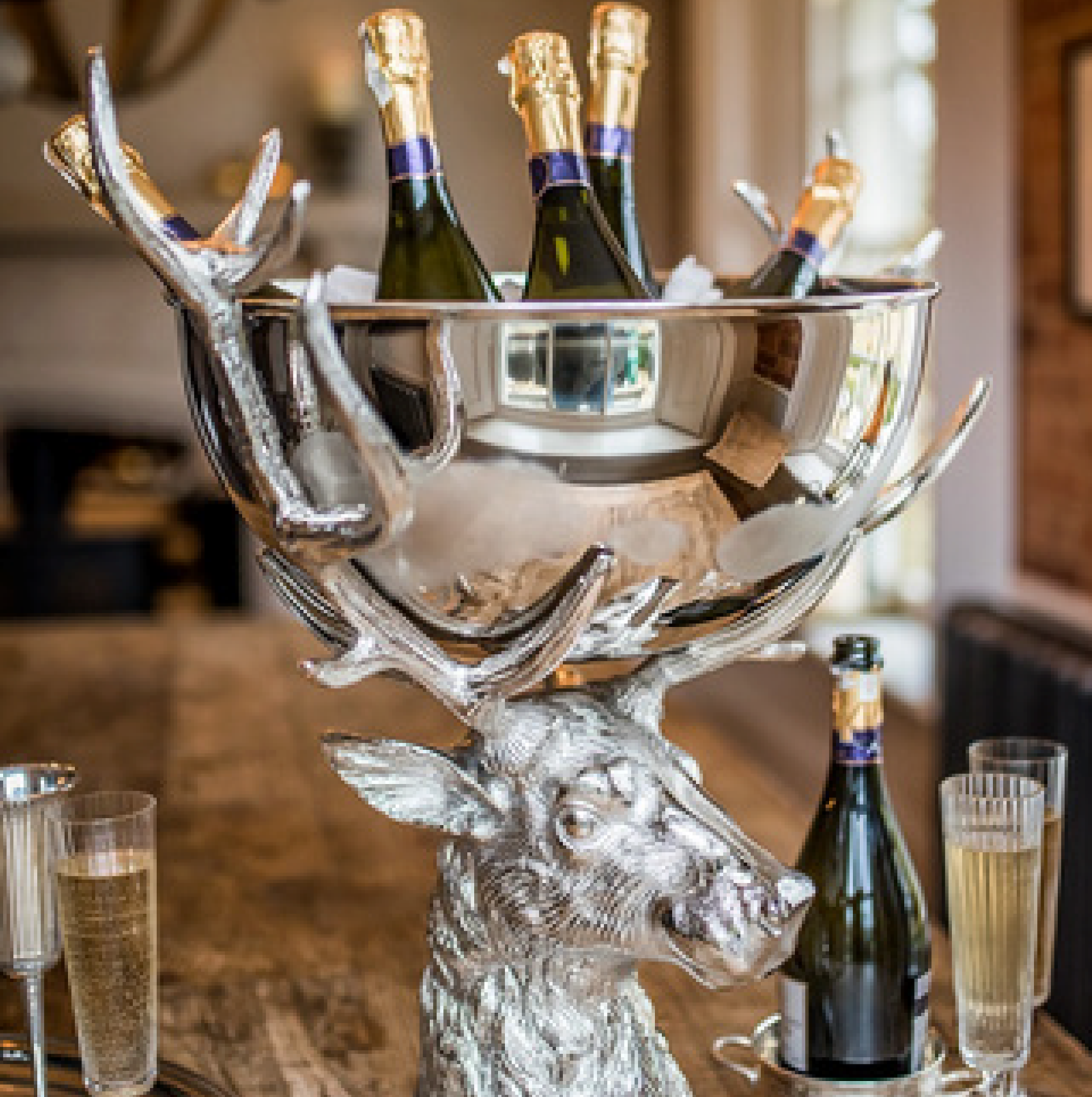 Stor champagneskål med hjortstativ i miljö