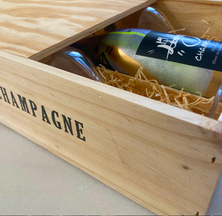 Presentlåda med Liberty Champagne – unik handmålad flaska i trälåda med glas