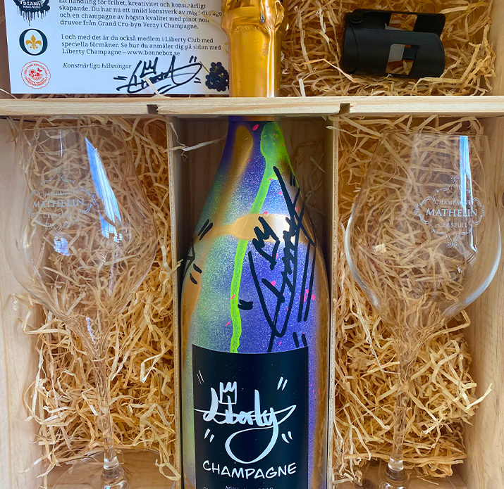 Presentlåda med Liberty Champagne – unik handmålad flaska av konstnär Diana Wahlborg