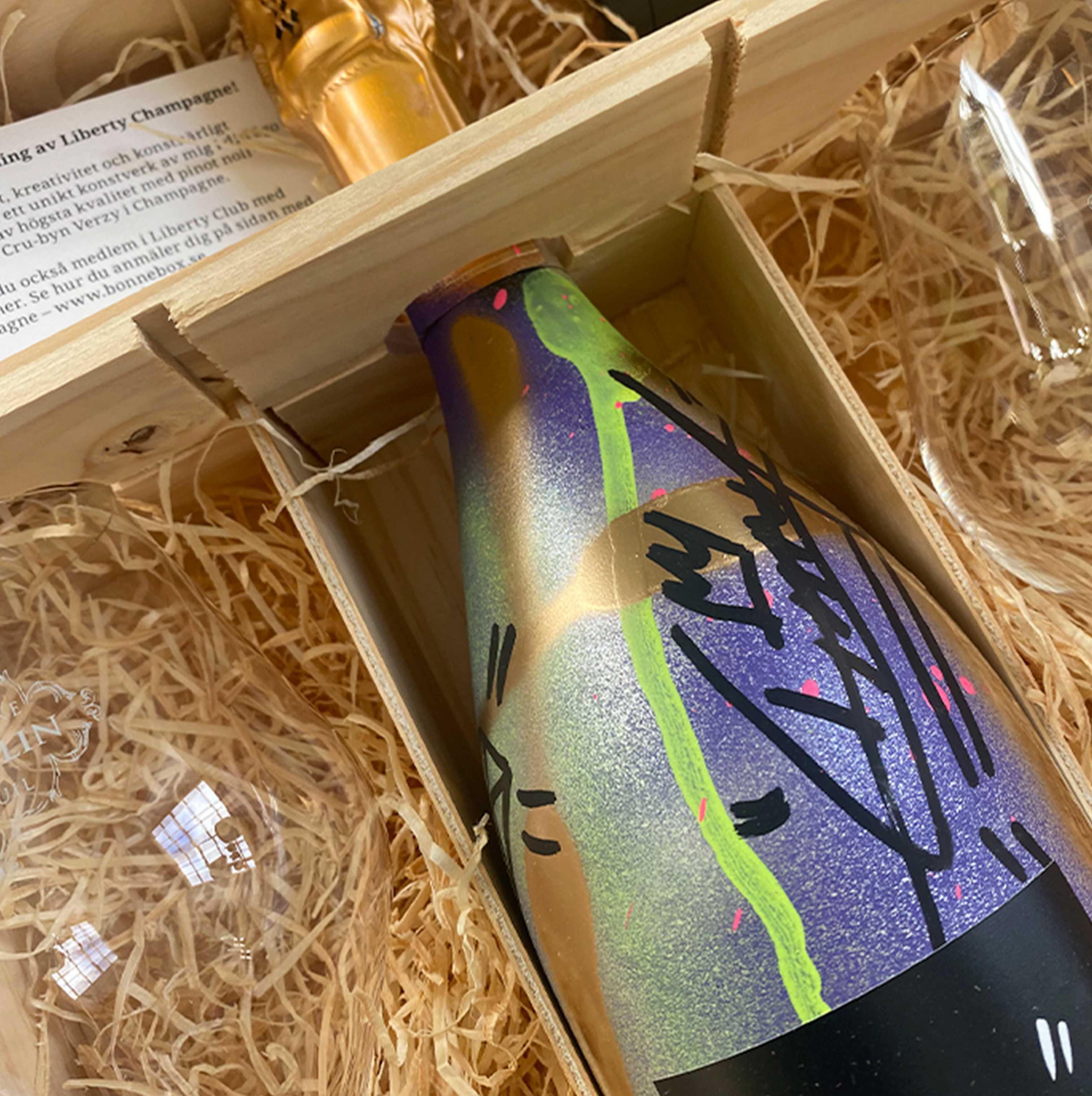 Presentlåda med Liberty Champagne – unik handmålad flaska