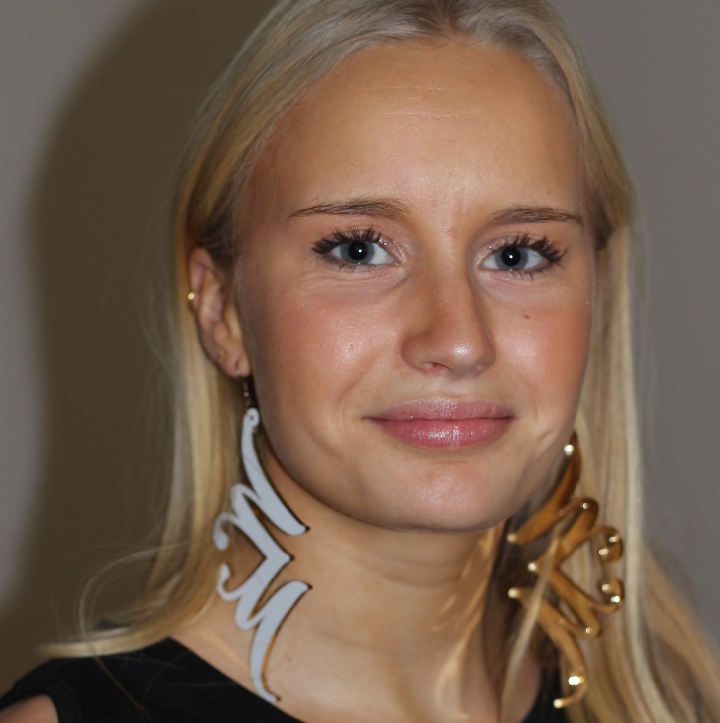 Stora guldfärgade örhängen i unik design i par