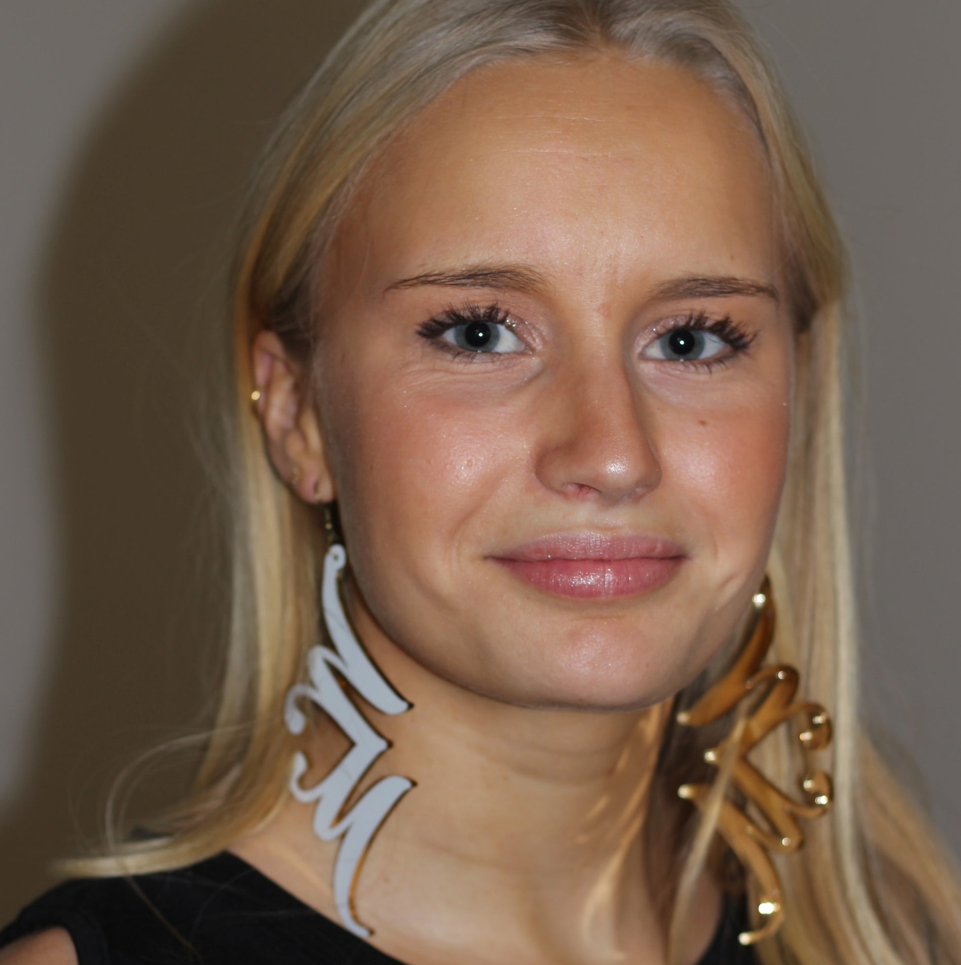 Stora guldfärgade örhängen i unik design i par