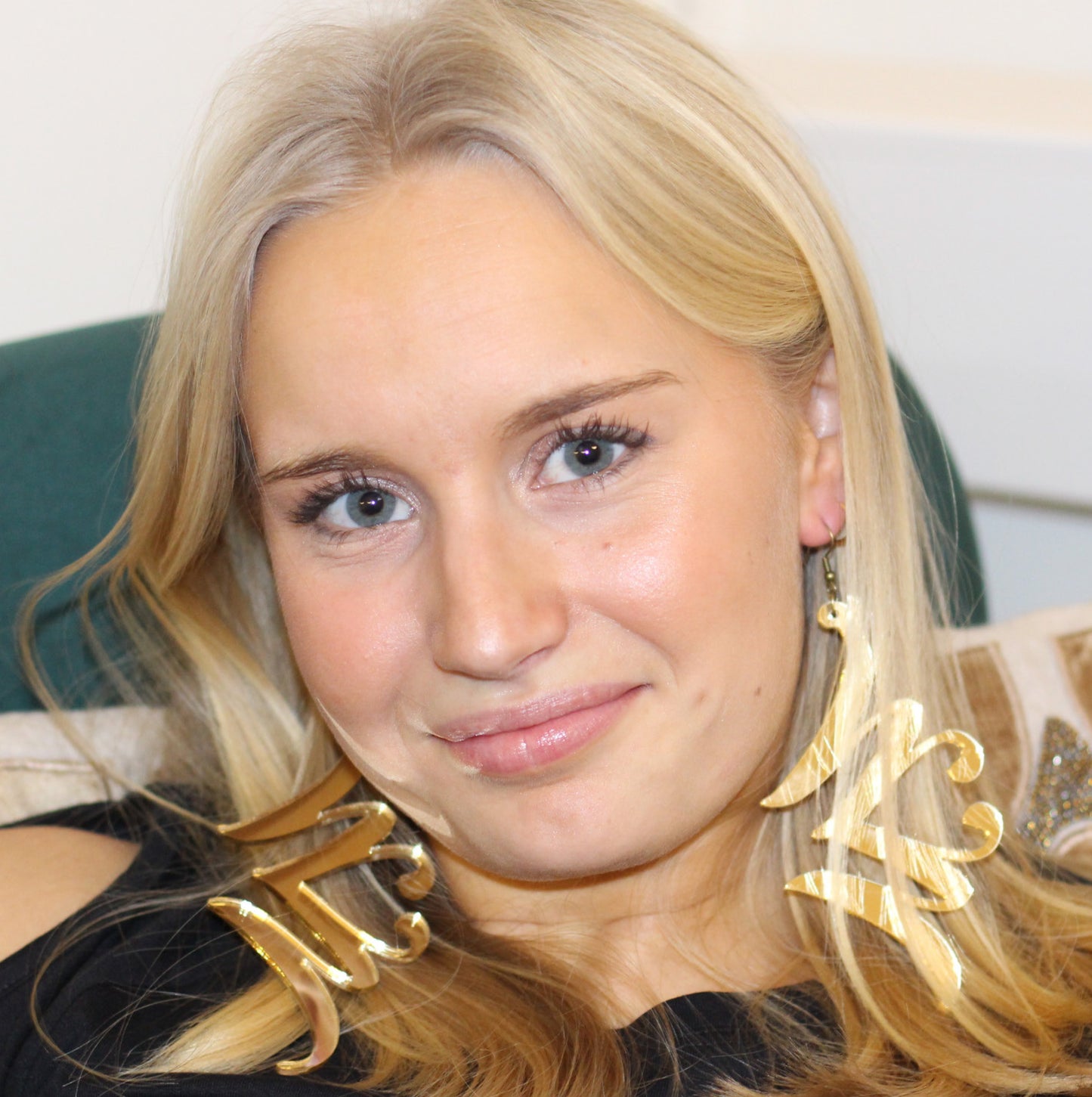 Stora guldfärgade örhängen i unik design för lyxiga tillfällen