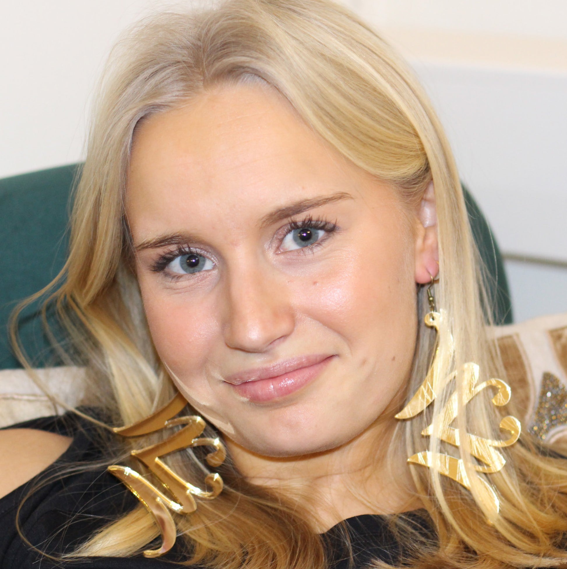 Stora guldfärgade örhängen i unik design för lyxiga tillfällen