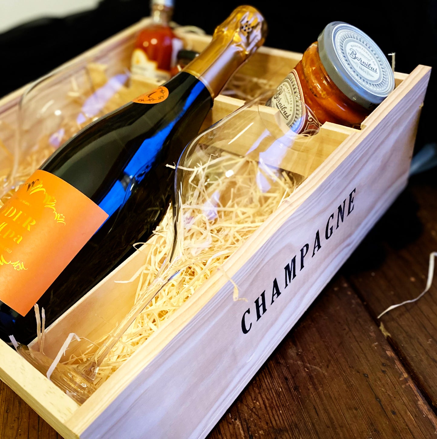 Presentlåda med Söderskumpa. Innehåller champagneglas, mattillbehör och trälåda