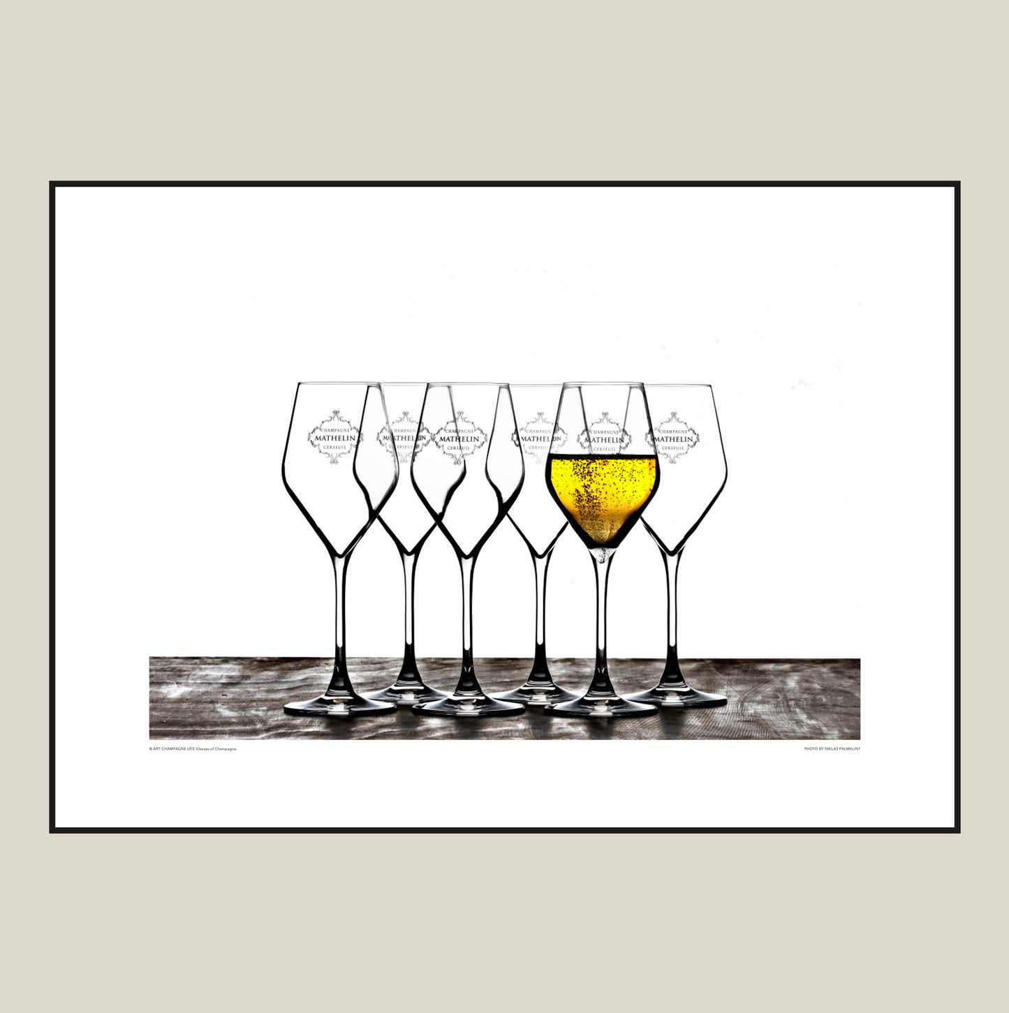 Festlig Fine Art tavla med champagneglas och bubblor i större format 70x50 cm.