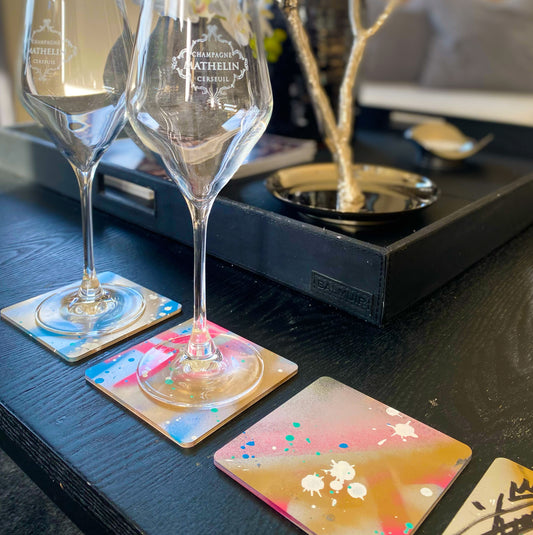 Champagneinspirerade glasunderlägg av Diana Wahlborg i miljö