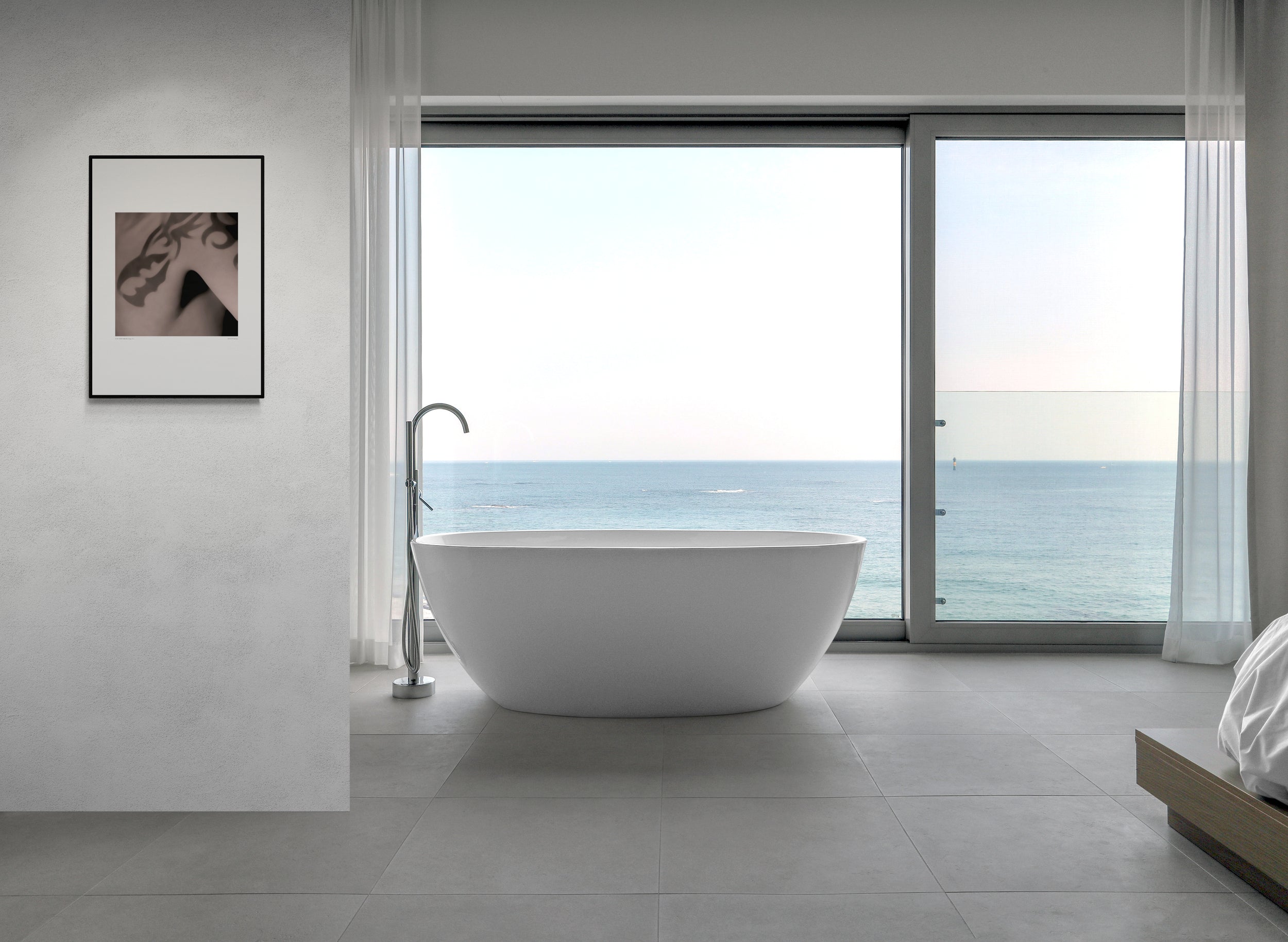 Kraftfullt Fine Art foto Dragon Man – modern och uttrycksfull väggkonst i svartvitt. Miljöbild badrum.