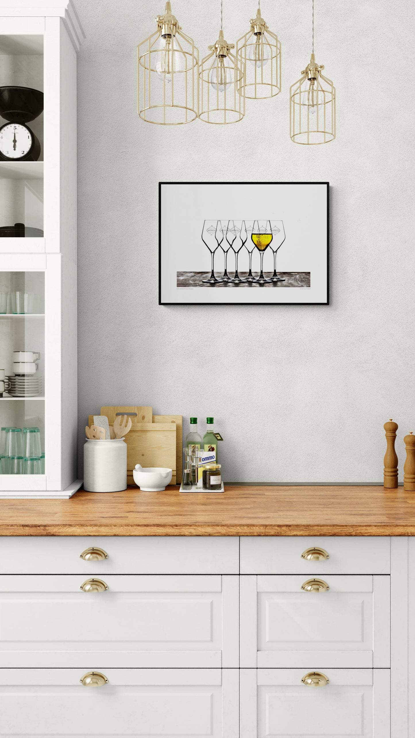 Festlig Fine Art tavla med champagneglas och bubblor i större format 70x50 cm. Miljöbild kök.