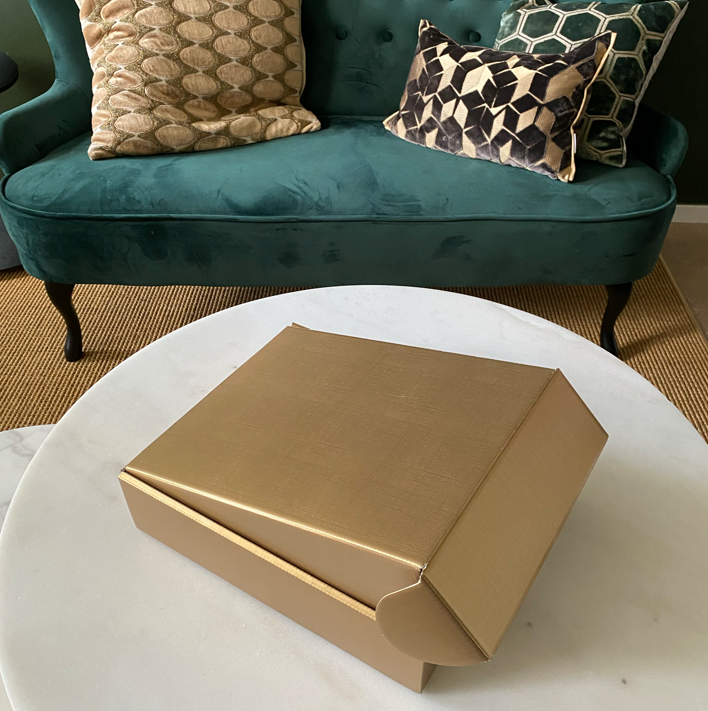Elegant presentlåda i guld med plats för 3 champagneflaskor – linnepräglad kartong med avdelare.