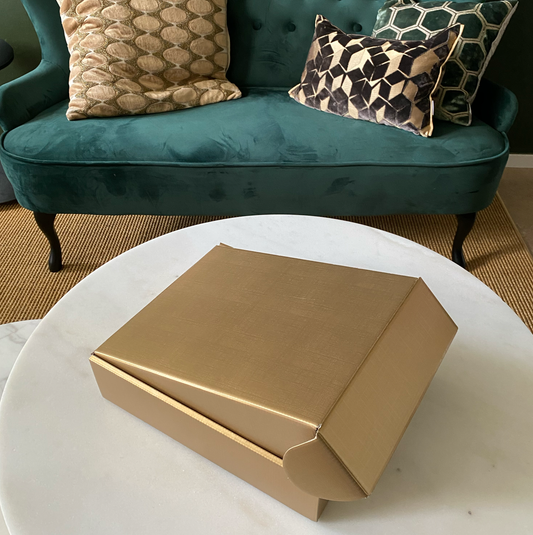 Elegant presentlåda i guld med plats för 3 champagneflaskor – linnepräglad kartong med avdelare.