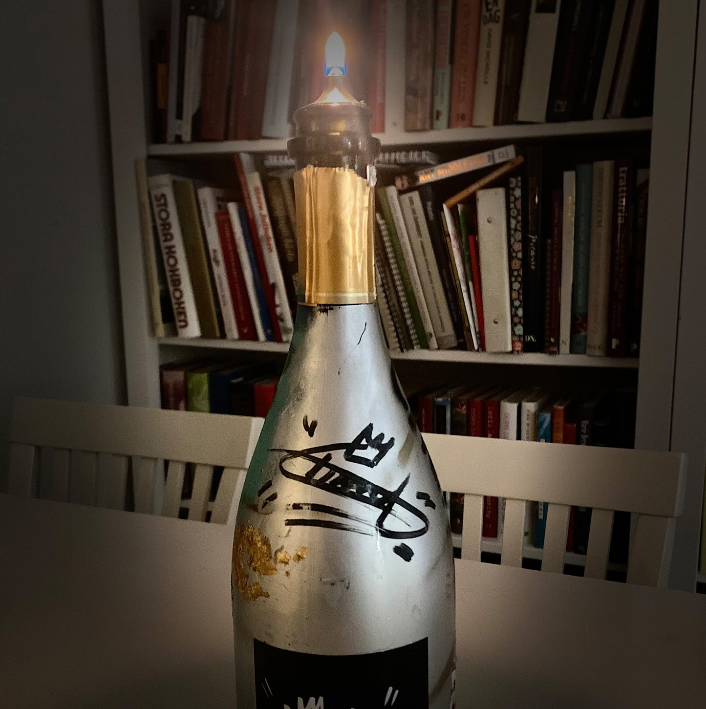 Oljelampa för återbruk av champagneflaska. Vacker inredningsdetalj