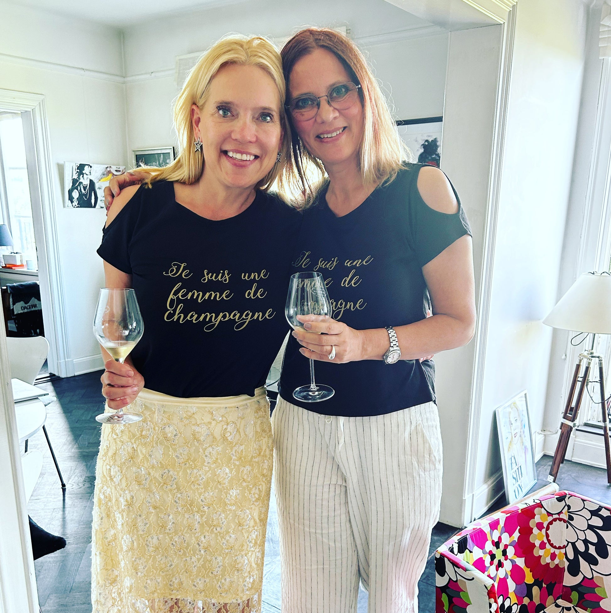 svart t-shirt med champagnetext